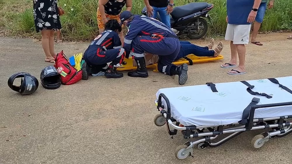 Mulher Sofre Queda de Moto por Areia na Pista e é Socorrida pelo SAMU em Ji-Paraná