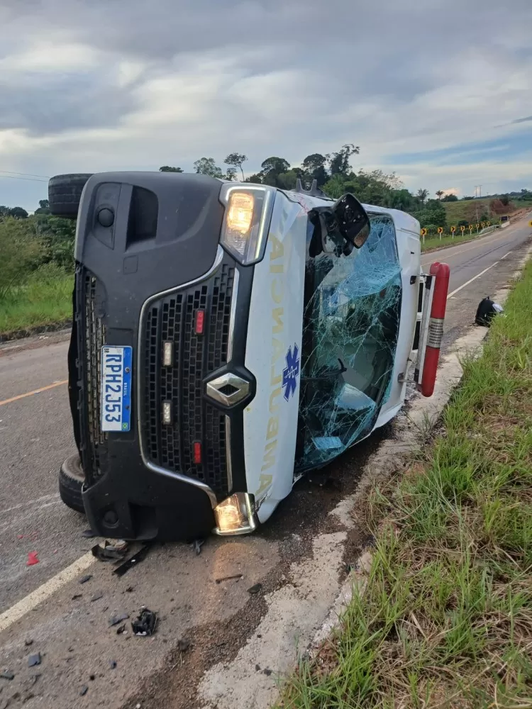 Ambulância de Vale do Anari Tomba em Rodovia entre Machadinho e Ariquemes após Perder o Controle
