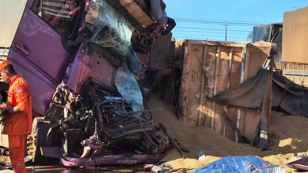 Vídeo: Colisão Brutal entre Carretas Deixa um Morto na BR-364 em Candeias do Jamari