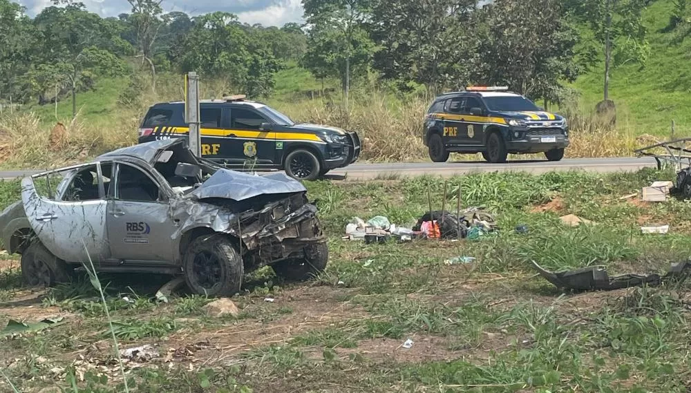 Caminhonete capota na Curva da Morte na BR-364 e fica completamente destruída