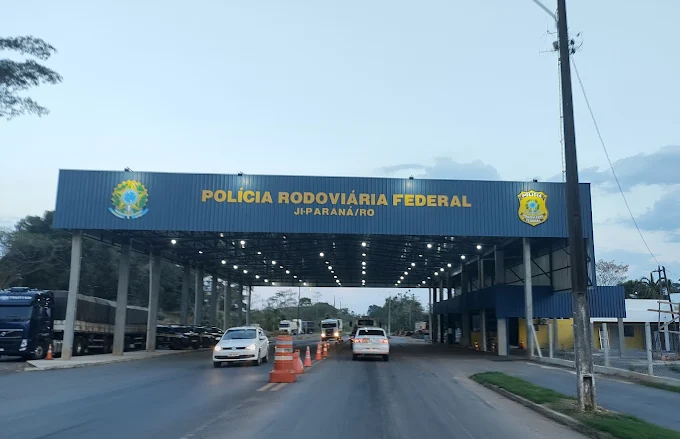 PRF Prende Mulher com 3 Kg de Drogas Acopladas ao Corpo em Táxi na BR-364, em Ji-Paraná