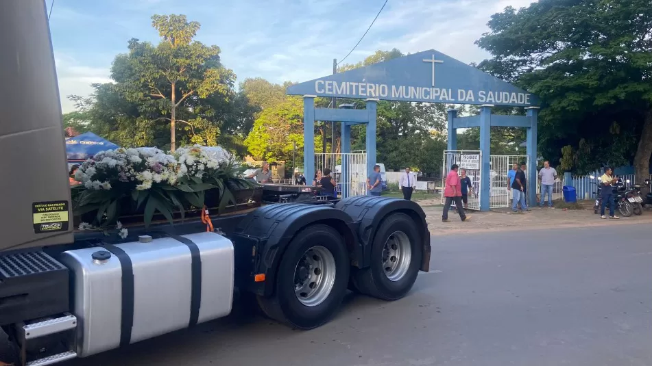 Caixão com corpo de caminhoneiro vítima de acidente na BR-364 chega em “Cavalinho” para o sepultamento 