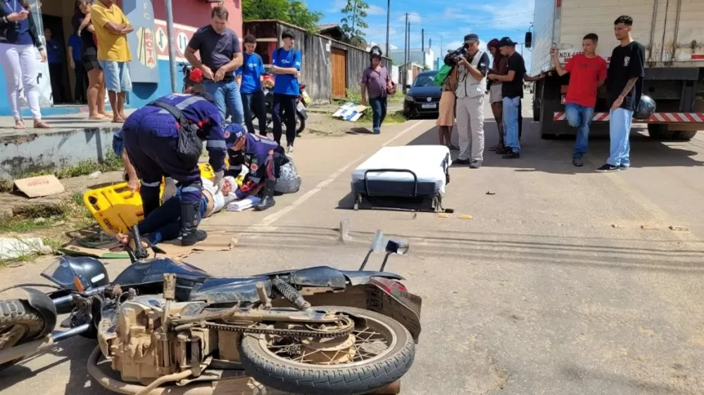 Colisão entre moto e caminhão deixa mulher ferida em cruzamento movimentado de Ji-Paraná