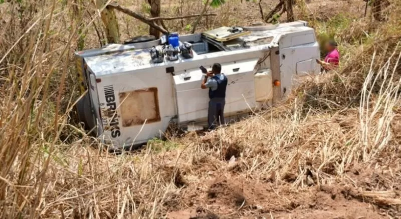 Carro-Forte Capota na BR-364 e Deixa Quatro Vigilantes Feridos