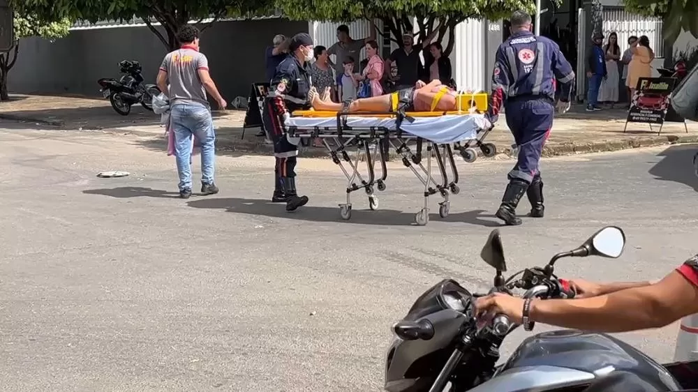 Mulher e criança agonizam no asfalto após colisão em Ji-Paraná enquanto motorista foge sem prestar socorro