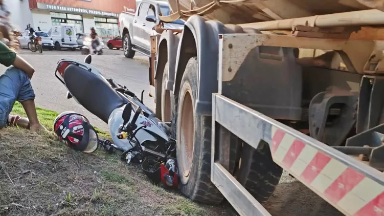 Motociclista Escapa Por Pouco de Tragédia em Colisão com Caminhão Pipa na BR-364