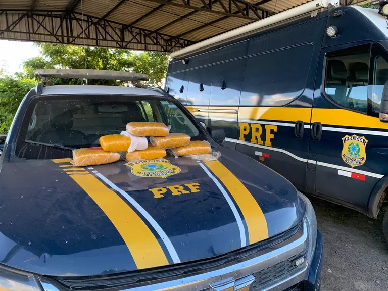 PRF apreende 6,4 kg de maconha em ônibus na BR-364 em Ji-Paraná, Rondônia