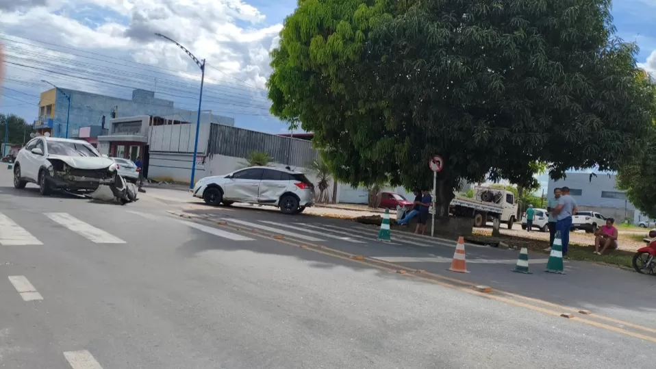 Acidente entre Toyota Yaris e Honda HR-V movimenta trânsito na Avenida Maringá em Ji-Paraná