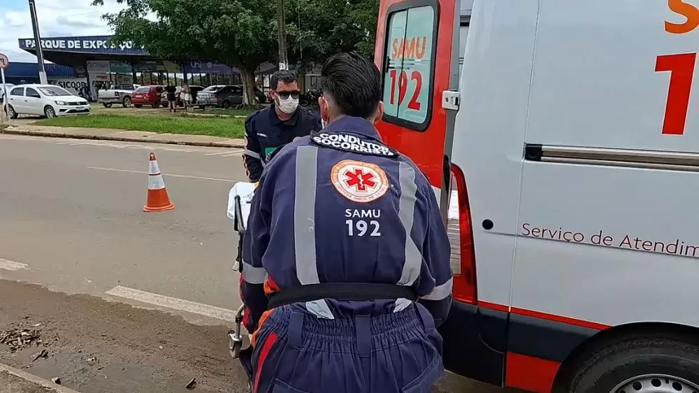 Motociclista Sofre Acidente ao Cair em Buraco Causado por Obra de Esgoto em Ji-Paraná