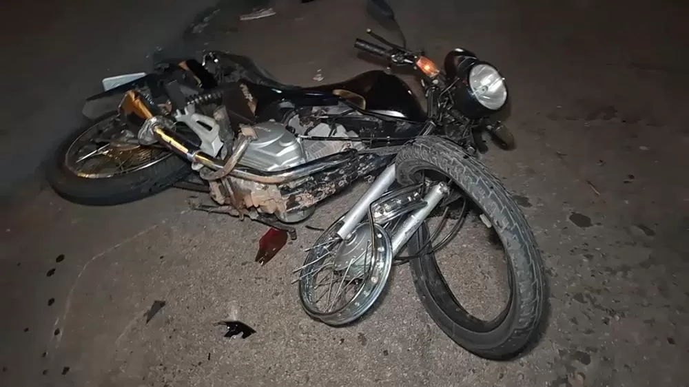 Motociclista Fica Ferido em Colisão com Reboque de Caminhonete em Ji-Paraná