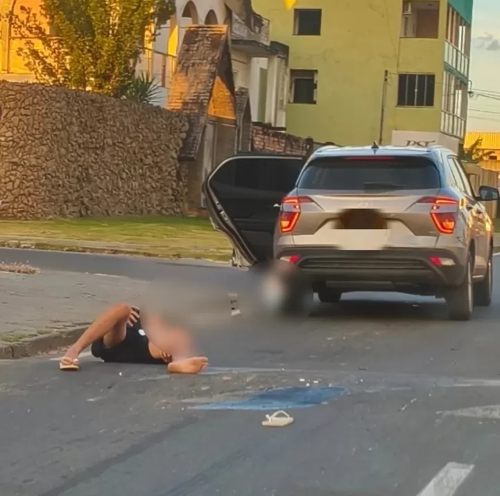 Motociclista é Socorrido Após Colidir na Traseira de Carro na Av. Aracaju em Ji-Paraná