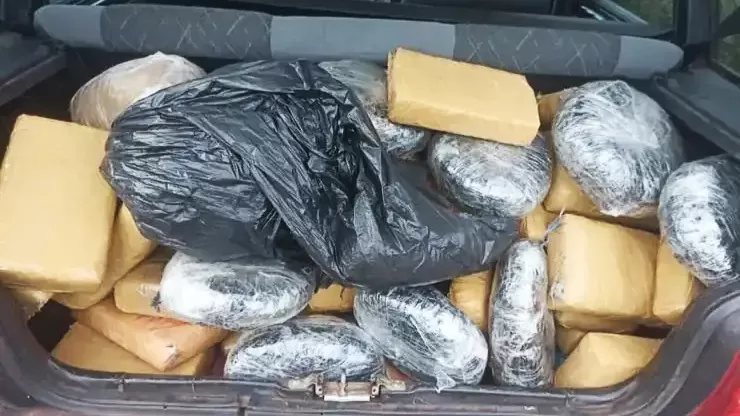 Criminosos jogam drogas pelas ruas de Primavera de Rondônia durante perseguição e fuga da Polícia Militar
