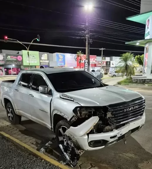 Jovem Sofre Ferimentos Graves em Acidente Entre Moto e Caminhonete em Ji-Paraná