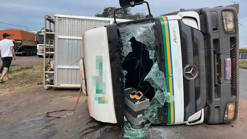 Vídeo: Acidente BR-364: Carreta Tomba no Trevão de Rondonópolis e Deixa Trânsito Paralisado 
