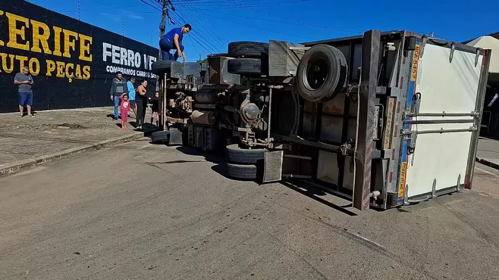 Vídeos Mostram o Momento do Acidente onde Caminhão Baú Tomba Após Colisão em Ji-Paraná na rua Teresina com a T-20 