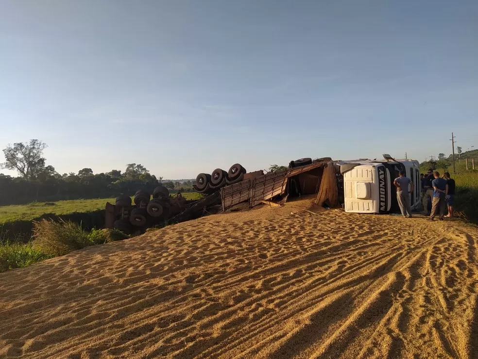 Carreta Carregada de Grãos Tomba na BR-364 Entre Ji-Paraná e Ouro Preto do Oeste; Motoristas Devem Redobrar Atenção