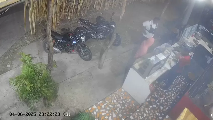 Assassinato em Lanchonete: Pistoleiro Disfarçado Mata Atendente e Cliente – Veja Vídeo Chocante