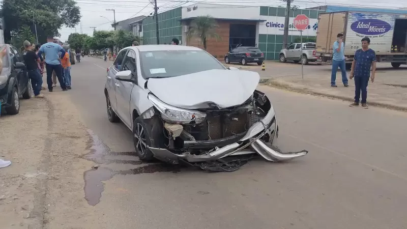 Invasão de Preferencial causa Acidente entre Caminhão e Carro na Rua Abílio Freire e a Rua Júlio Guerra em Ji-Paraná