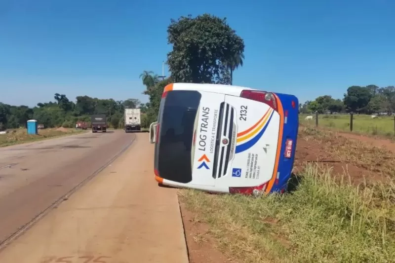 Vídeo: Ônibus com 32 pessoas tomba na BR-364 após falha mecânica: Quatro gravemente feridos e vídeo exclusivo
