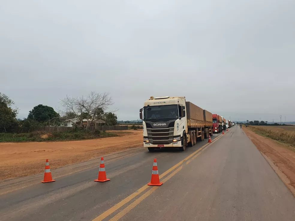 Mulher Causa Pânico e Congestiona BR-364 entre Ji-Paraná e Ouro Preto do Oeste ao Tentar Se Jogar debaixo de Carretas
