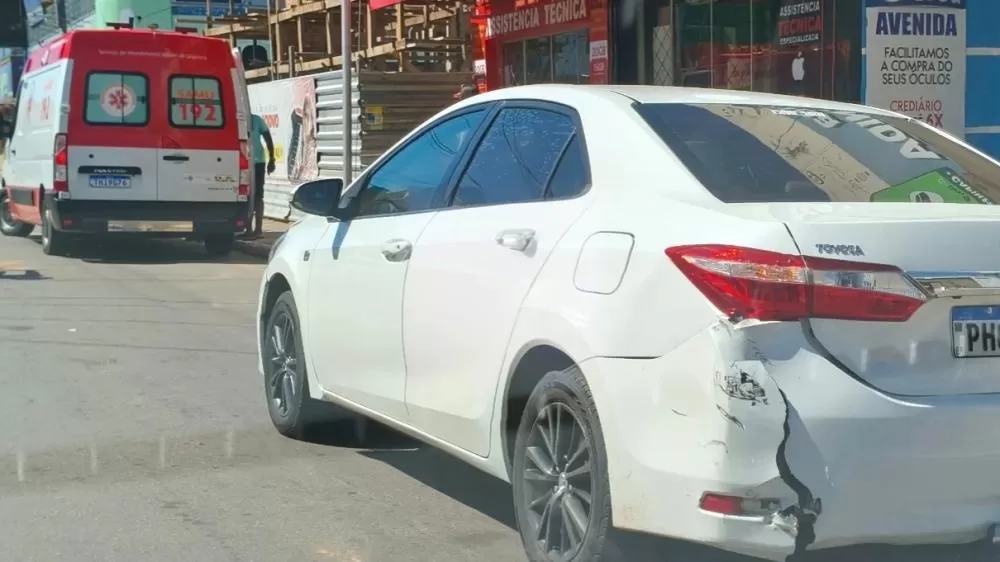 Motocicleta colide com Corolla na Avenida Brasil em Ji-Paraná e deixa feridos, incluindo uma criança na Av. Brasil com a T-6