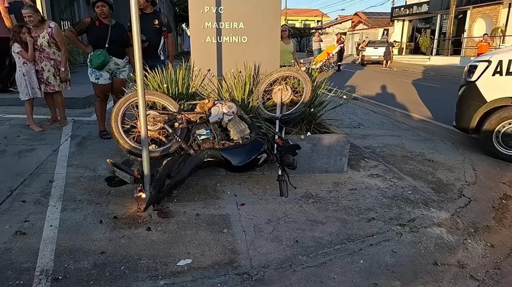 Colisão entre motos deixa dois feridos no Segundo Distrito de Ji-Paraná no cruzamento da Av. Aracaju com a Rua T-15