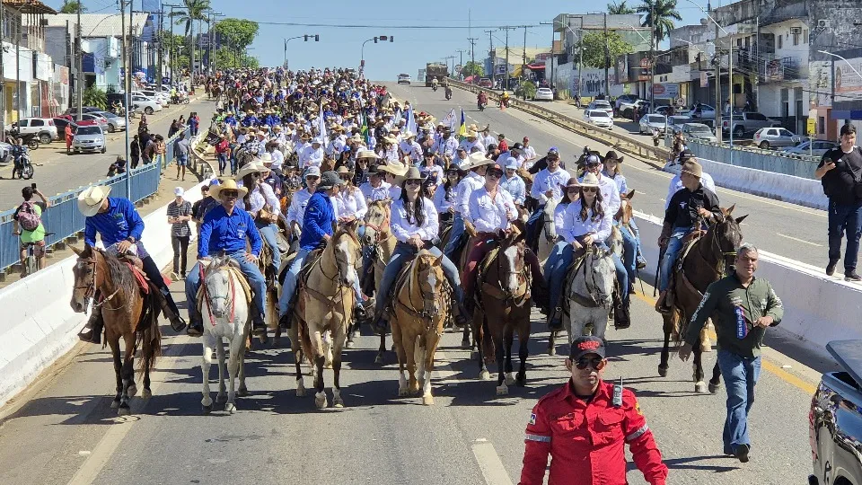 Cavalgada da 44ª Expojipa Encanta Ji-Paraná e Marca Início das Festividades