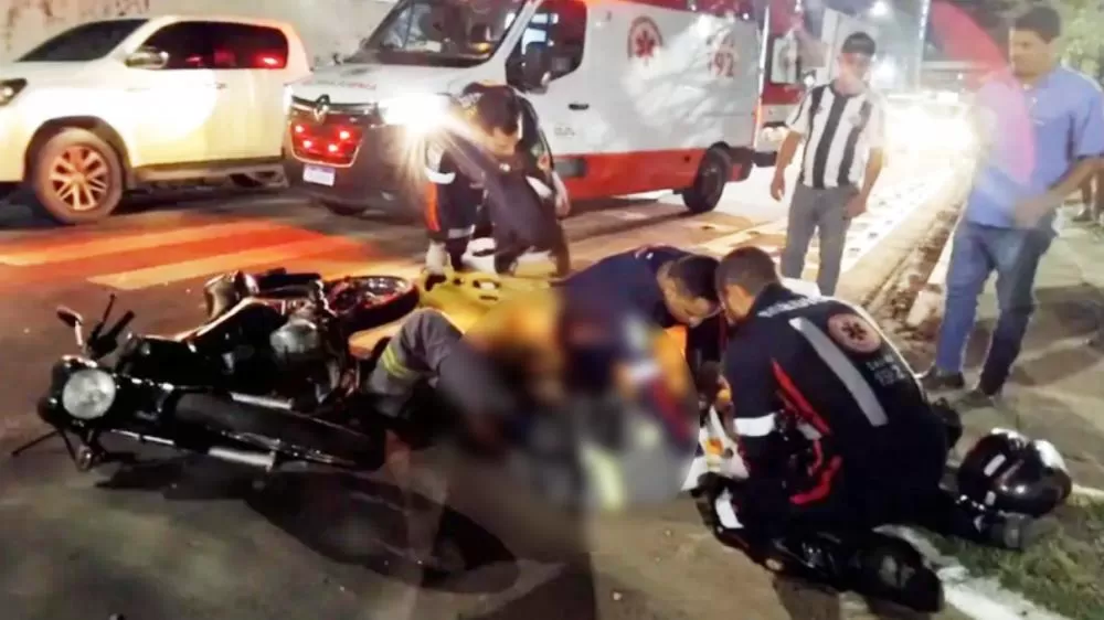 Acidente na Rotatória da Avenida 22 de Novembro Deixa Motociclista gravemente Ferido em Ji-Paraná