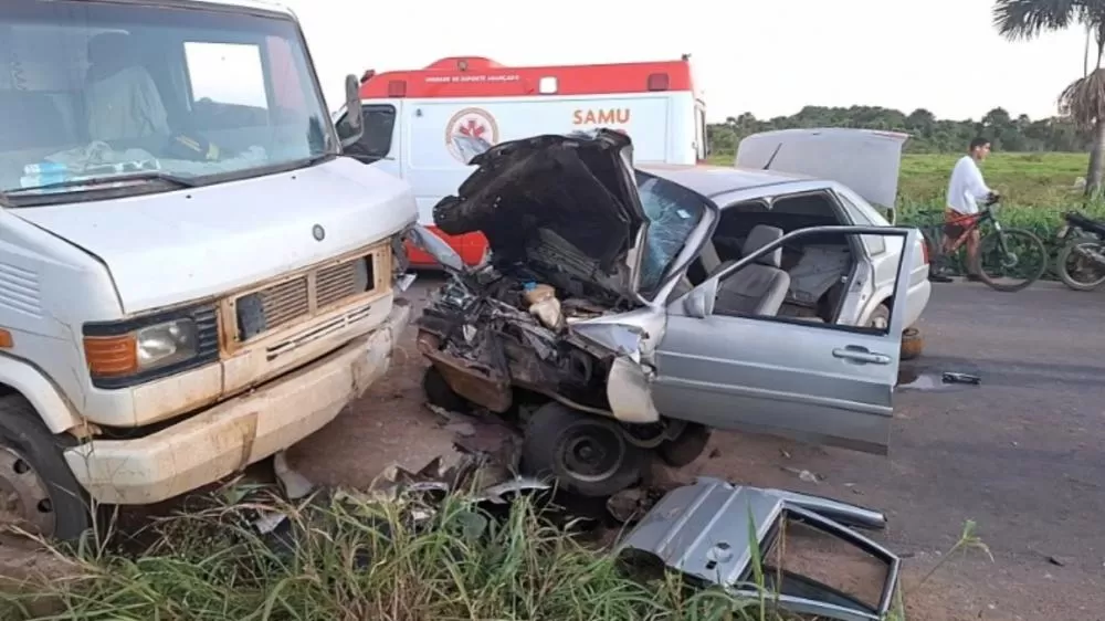 Motorista perde o controle do veículo, invade a pista e atinge caminhão violentamente na Linha 94 em Ji-Paraná