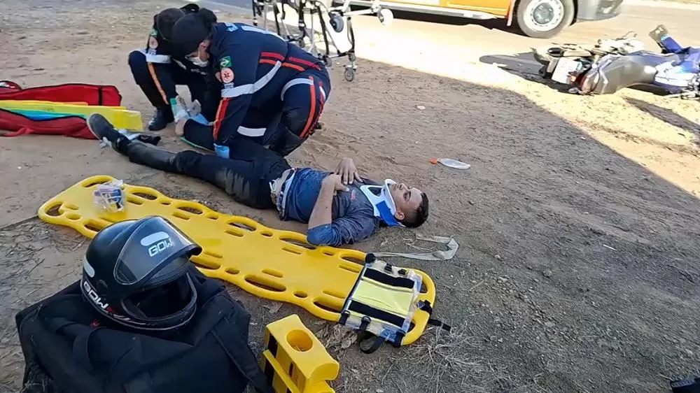 Motociclista é violentamente atingido por caminhonete, atropelado e Motorista foge sem prestar socorro