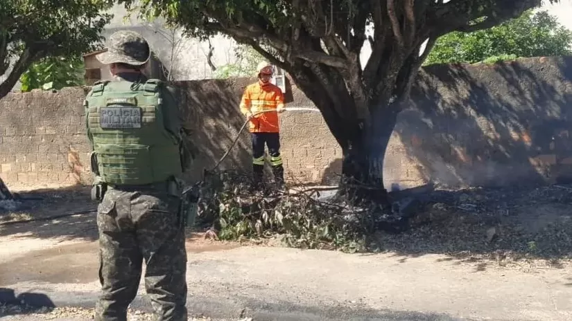Queima Irregular em Área Urbana é Controlada em Ji-Paraná após Denúncia Anônima no Bairro Nova Brasília