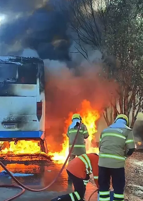Ônibus com cerca de 40 Fiéis Pega Fogo na BR-364: Pane Elétrica Pode Ter Causado Incêndio
