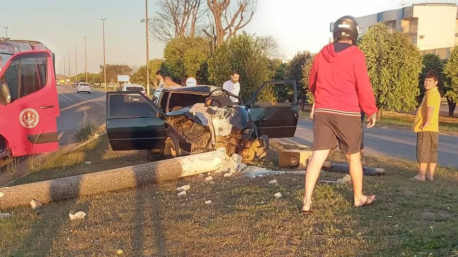 Vídeo: Motorista Fratura gravemente as Pernas Após Colidir com Poste em Rotatória da BR-364 na rotatória da Presidente Nasser