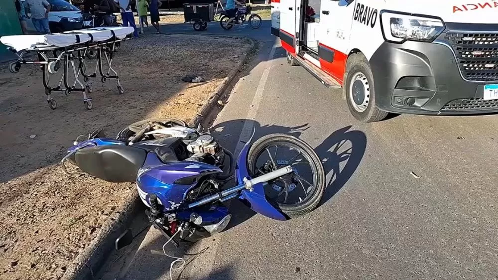 Motociclista fica gravemente ferido após ser atingido por carro na Avenida Curitiba em Ji-Paraná; motorista fugiu sem prestar socorro 