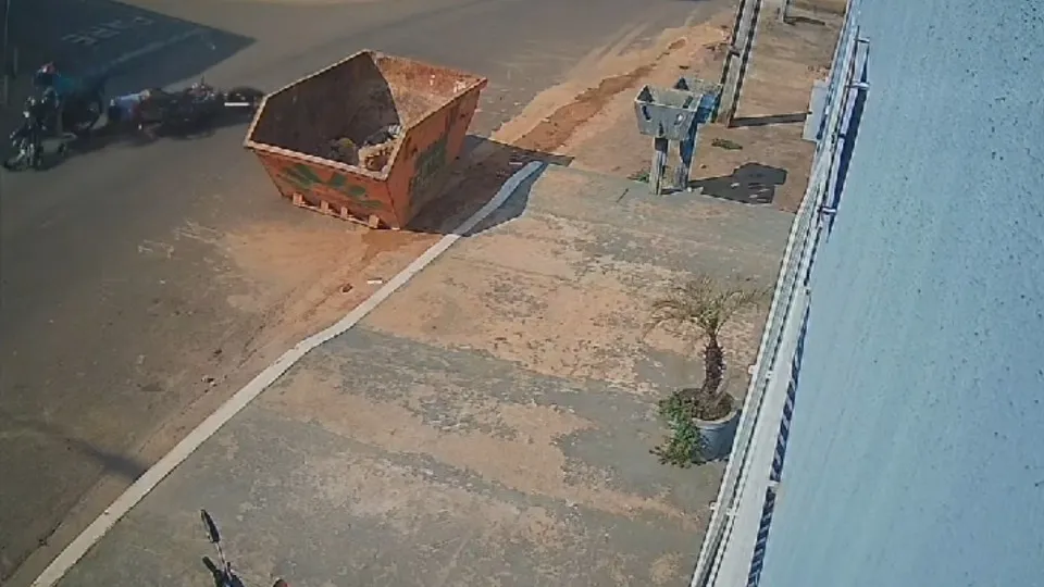 Vídeo: Motociclista fica gravemente ferido após colisão na Rua Sorocaba, próximo à Rua do Cravo