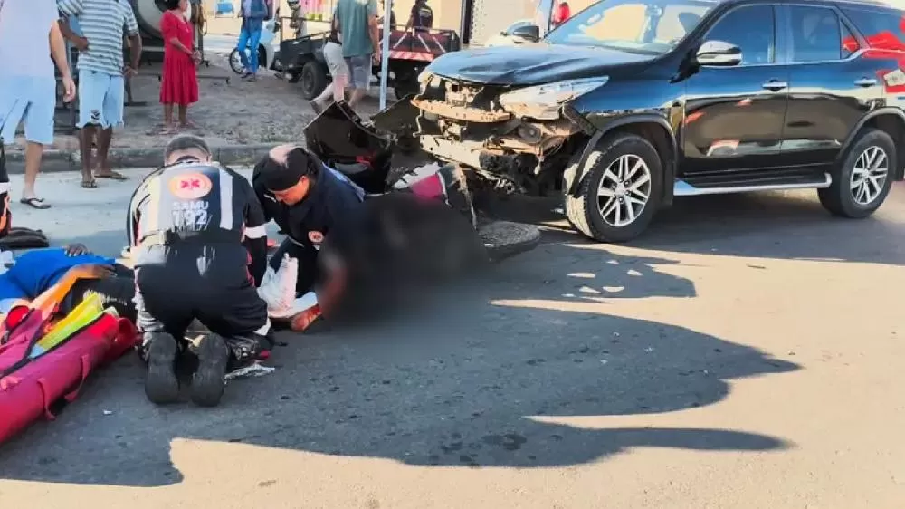 Grave Acidente em Ji-Paraná: SW4 Colide com Moto e Mulher Sofre Fratura Exposta 