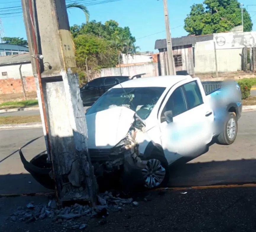 Grave Acidente em Ji-Paraná: Carro de Hospital Colide Violentamente com Poste, Motorista Fica Gravemente Ferido