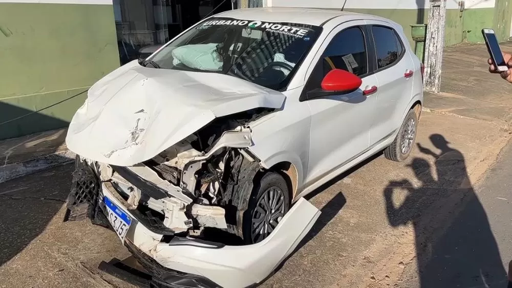 Grave acidente em Ji-Paraná: Adolescente pega carro escondido e colide no cruzamento da Avenida Maringá com a Rua T-20