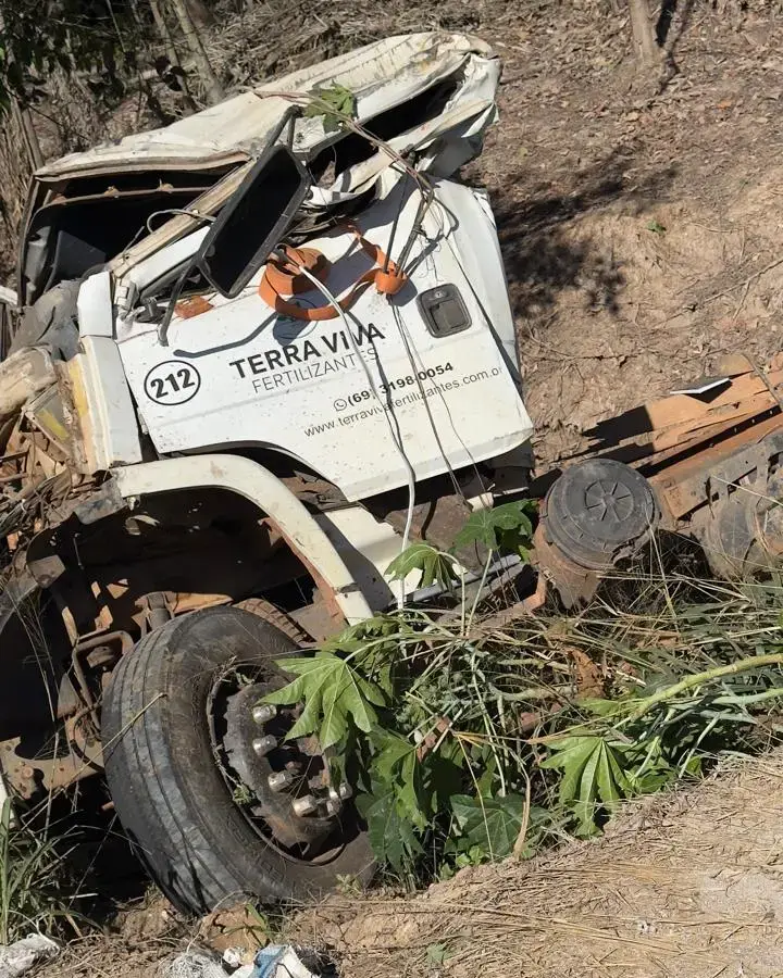 Acidente fatal na BR-435 em Rondônia: Caminhão tomba carregado com fertilizantes e motorista morre na hora