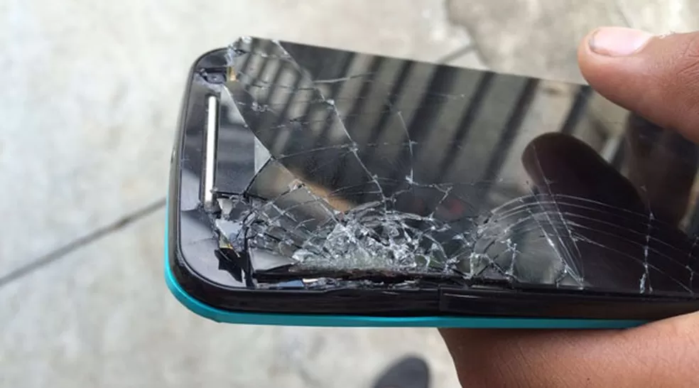 Homem espanca esposa por ciúmes com socos, puxões de cabelo, enforcamento e destrói celular com marteladas em Ji-Paraná