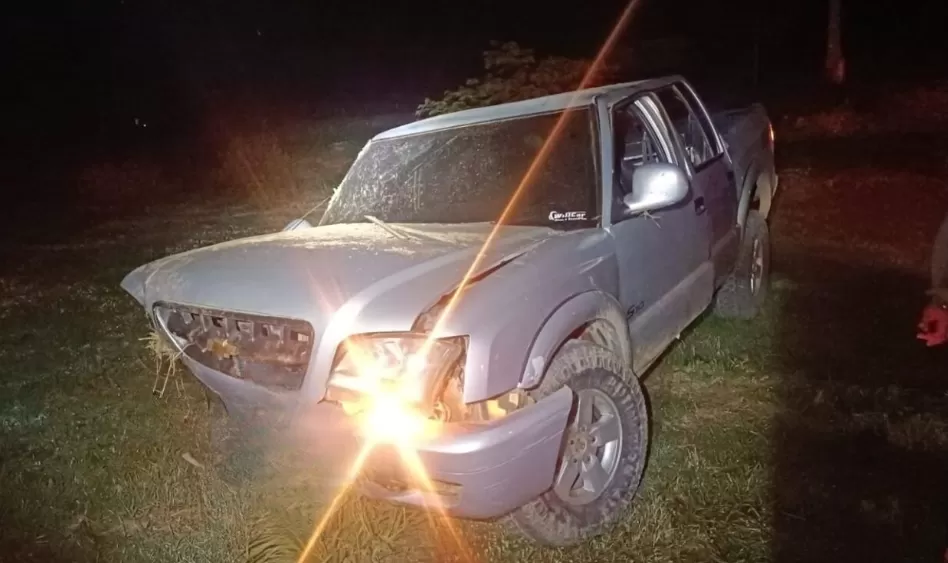 Caminhonete capota após passar reto em rotatória no Anel Viário de Ji-Paraná  