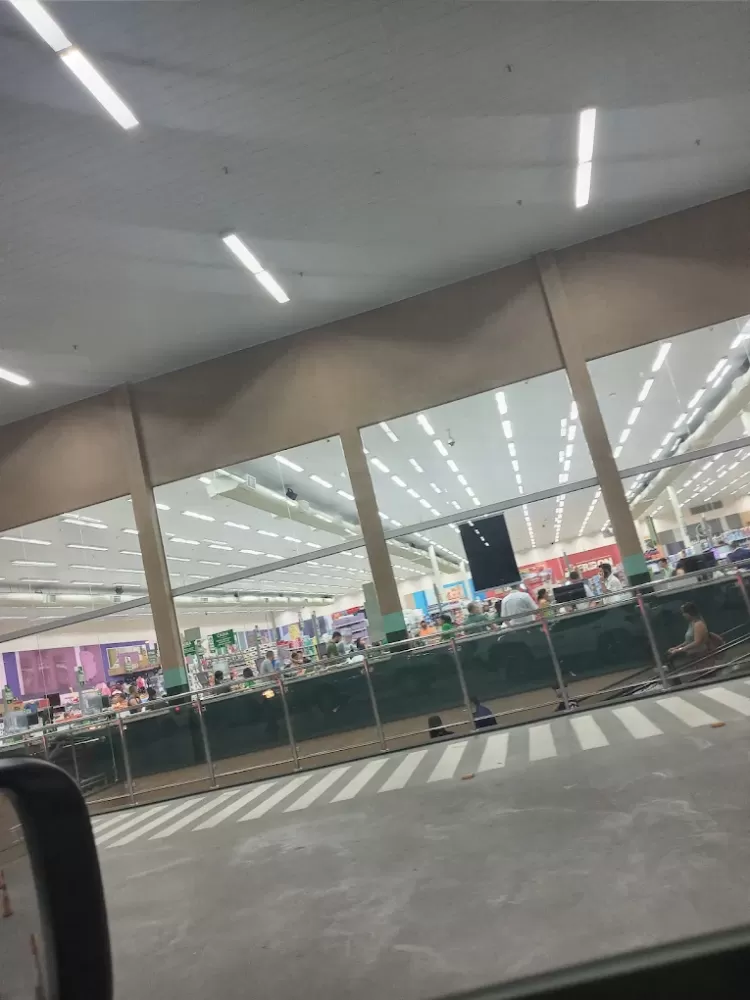 Jovem acaba gravemente ferido no rosto após Colidir com Pilar em Estacionamento de Supermercado na T-14, em Ji-Paraná