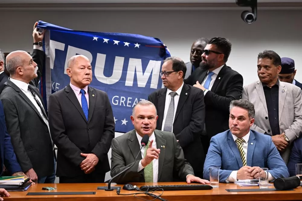 Vídeo: Deputado Exibe Bandeira de Trump Durante Ato na Câmara com Presença de Rondoniense; Colegas Pedem Retirada