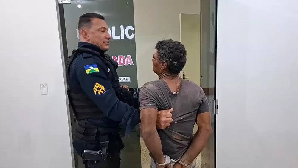 Motociclista Embriagado Colide com a traseira de uma Viatura da PM em Ji-Paraná e é Preso na Avenida Brasil