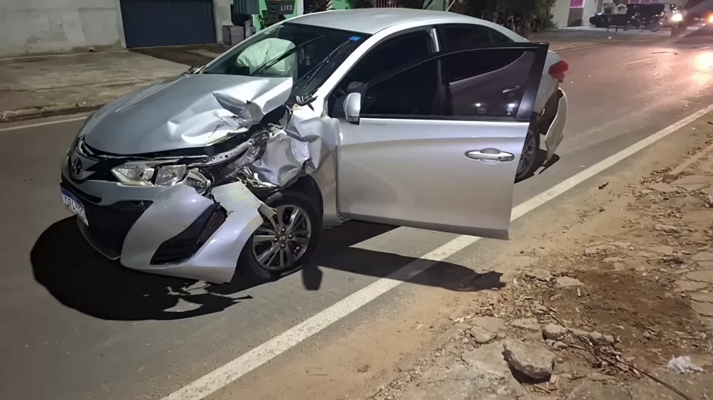 Vídeo: Motorista sofre Grave Acidente ao colidir Corolla em Caçamba de Entulho entre as Ruas T-21 e T-22 no Bairro Nova Brasília em Ji-Paraná