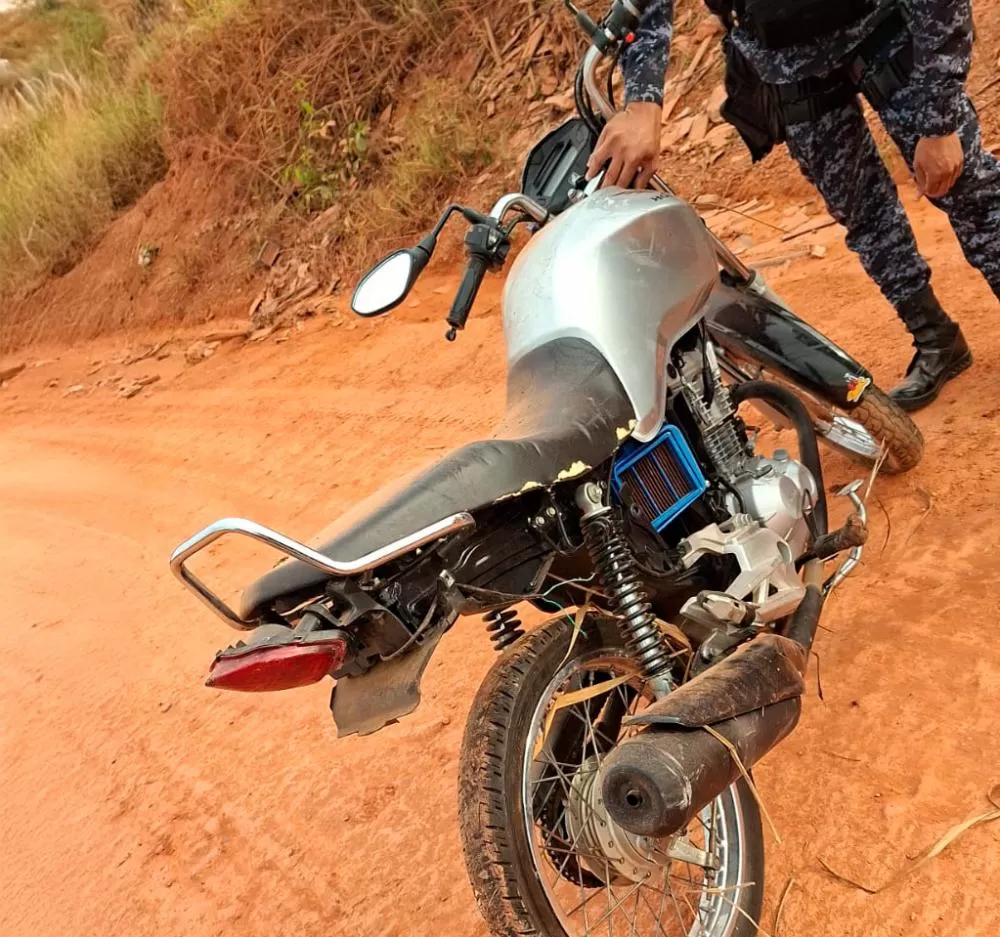 Polícia Militar 2° BPM de Ji-Paraná Recupera Motocicleta Roubada em Terreno Baldio no Bairro São Bernardo