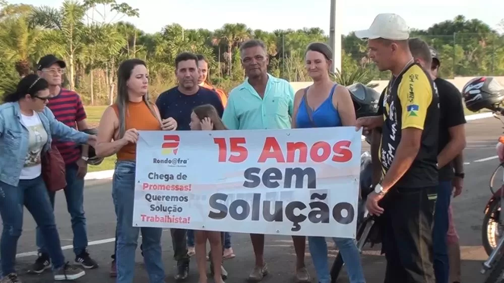 Ex-funcionários da RondonSafra protestam em Ji-Paraná por direitos trabalhistas após 15 anos do fechamento do frigorífico