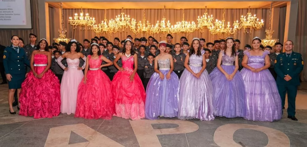 Polícia Militar Mirim de Ji-Paraná celebra festa de 15 anos para oito alunas