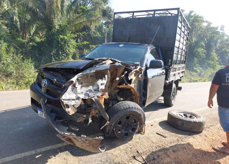 Colisão entre Hilux e Caminhão Boiadeiro na RO-133 Mobiliza Polícia Militar à 17 km do Perímetro Urbano