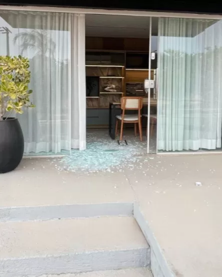 Câmeras flagram vandalismo em Ji-Paraná: homem destrói vitrine de comércio e empresário oferece recompensa